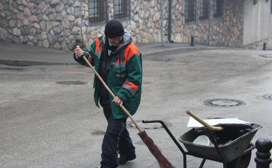 Suada Hrustan jedina je čistačica sarajevskih ulica: Nije sramota uzeti metlu u ruke (FOTO)