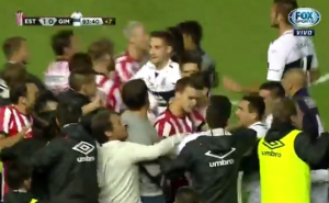 Tučnjava u Argentini: Braneći saigrača, izazvali opći haos na terenu (VIDEO)