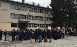 Travnik: Roditelji i učenici izašli ispred zgrade Vlade zbog problema sa školskim prijevozom
