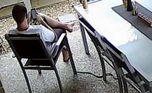 Spasio mu život: Pas dotrčao do vlasnika i upozorio ga na otrovnu zmiju (VIDEO)