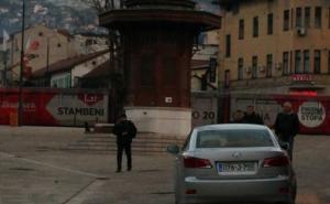 Automobili ponovo parkirani kod Sebilja: Općina najavila zatvaranje Baščaršijskog trga