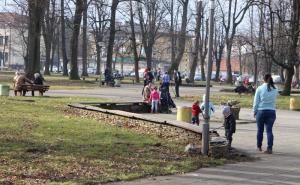 FOTO: Toplo vrijeme izmamilo Banjalučane u parkove 