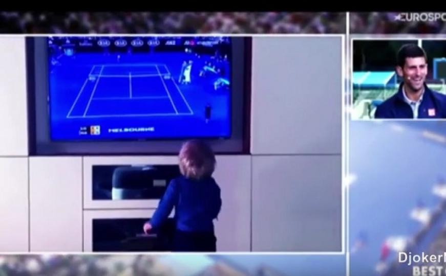 Reakcija Novaka Đokovića kada vidi svog sina Stefana kako gleda njegov teniski meč (VIDEO)