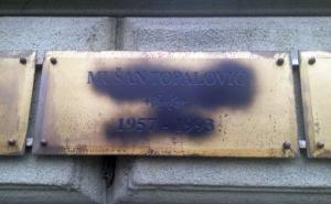 Sarajevo: Išarana ploča s Cacinim imenom uz poruku 'ratni zločinac ne može biti heroj' (FOTO)