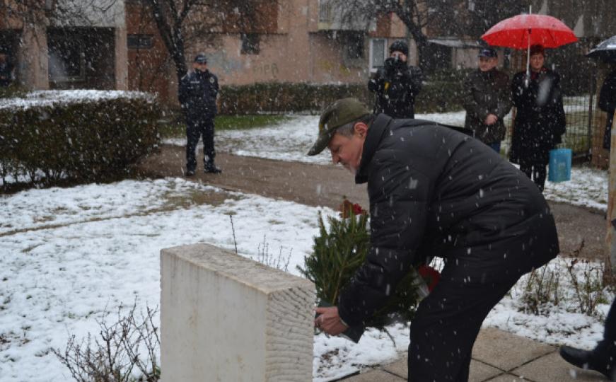 Obilježena godišnjica stradanja devetero civila na Dobrinji (FOTO)