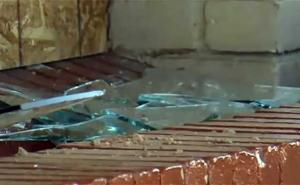 Lažnim pozivom uvjerili zaposlenike da porazbijaju sve prozore u restoranu (VIDEO)