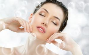 Njega lica: Ne preporučuje se umivanje lica tokom tuširanja!