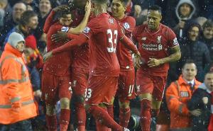 Navijači Liverpoola napuštaju Anfield u 77. minuti današnje utakmice