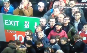 Navijači Liverpoola napustili stadion usred utakmice, tribine poluprazne (VIDEO)