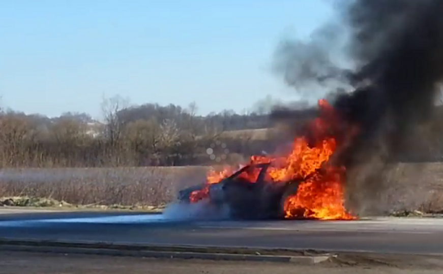 Prnjavor: Automobil se zapalio u vožnji, eksplodirala boca s plinom u njegovoj unutrašnjosti