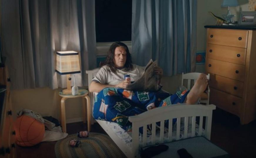 Miraj Grbić u američkoj reklami glumi bebu s pivom u ruci