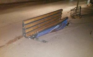 FOTO: U udesu uništene klupe u sarajevskom parku At mejdan