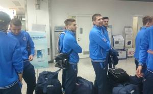 Divno druženje na aerodromu: Igrači Željezničara i Širokog zajedno u avionu za Tursku (FOTO)