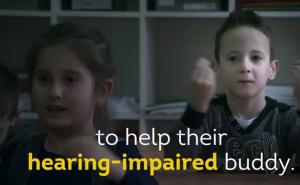 Dirljiva priča o razredu koji je naučio znakovni jezik zbog drugara Zejda ne prestaje oduševljavati 