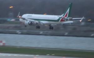 Usljed snažnog vjetra: Dramatičan pokušaj slijetanja putničkog aviona (VIDEO)