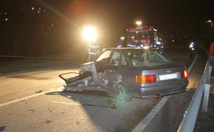 Udes u Hadžićima: Nekoliko osoba povrijeđeno, tri vozila uništena (FOTO)