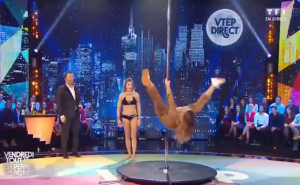 Voditeljica tokom snimanja zamalo slomila vrat (VIDEO)