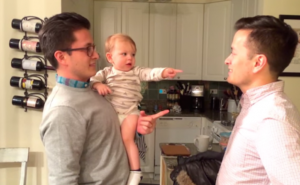 Beba upoznala očevog blizanca: A ko je moj tata (VIDEO)