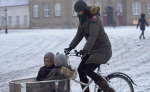 Kad princeza Danske vozi svoju djecu u vrtić: Biciklistkinja o kojoj svi bruje (FOTO)