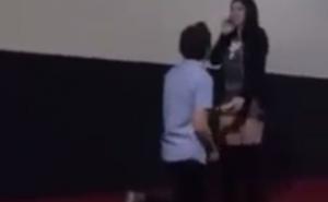 Momak zaprosio djevojku sinoć u kinu u Tuzli: Pogledajte video