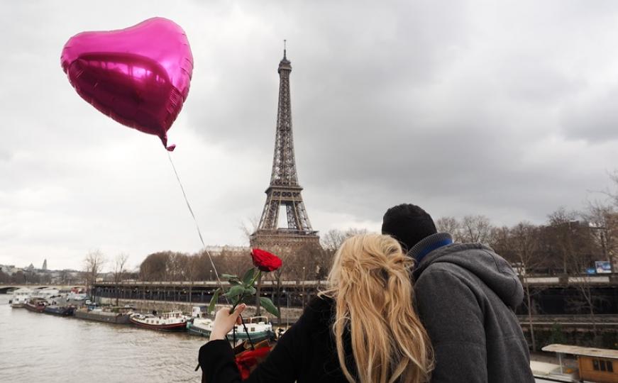 Ovako je u Parizu - gradu ljubavi proslavljeno Valentinovo (FOTO+VIDEO)