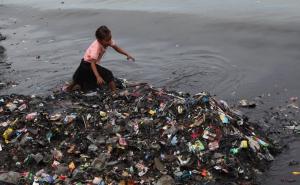 FOTO: Mališani u Džakarti zarađuju za život vadeći smeće iz rijeke 