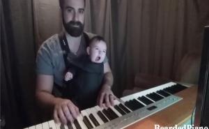 Prelijepo: Kreativni tata ovako uspavljuje bebu (VIDEO)