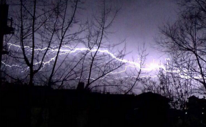 Nebo iznad Sarajeva: Pogledajte kako su munje ukrasile nebo ove februarske noći (VIDEO)