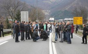 Više od 400 radnika blokiralo M17: Radnici Krivaje-Mobel više nemaju strpljenja, traže rješenje
