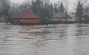 Stanje na putevima: Zbog izlijevanja rijeke Une u prekidu saobraćaj na putu Kulen-Vakuf - Martin Bro