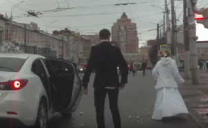 Vjenčali se, izašli na ulicu, a potom se posvađali (VIDEO)