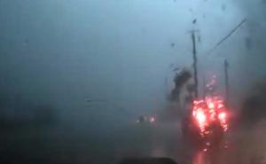 Mislite da je vaš put do posla grozan? Ova osoba je bukvalno naišla na tornado (VIDEO)