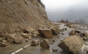 Stanje na putevima: Vlažni kolovozi i česti odroni