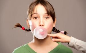 Bljak: Znate li od čega se prave žvakaće gume (VIDEO)