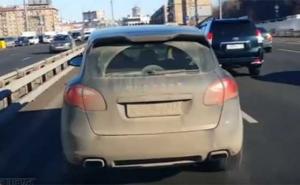 Kakva bahatost: Biznismen u Porscheu nije htio da se skloni vozilu hitne pomoći (VIDEO)