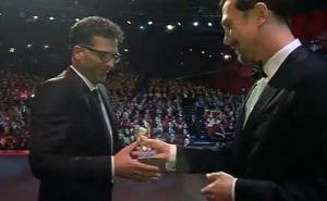 Pogledajte kako je Danisu Tanoviću uručen Srebreni medvjed: Pozdrav raji! Mama, tata, ovo je za vas!