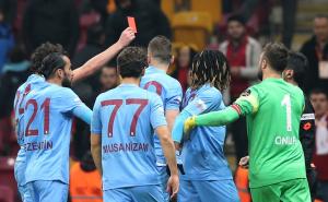 FOTO: Tokom utakmice Trabzonspor-Galatasaray sudija dobio crveni karton