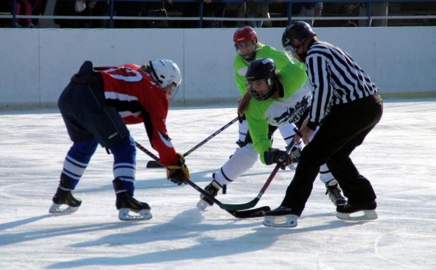 Sarajevske hokejašice solidarne s igračicama iz Siska: Humanitarna utakmica za 'Sobu čuda' (FOTO)