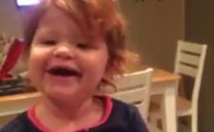 Ona je nešto najslađe što ćete vidjeti danas: Ima 2 godine i pjeva Adelinu 'HeVou' (VIDEO)