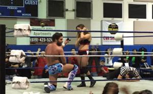 Hrvački suparnici: Zaprosio djevojku usred njihovog meča (VIDEO)