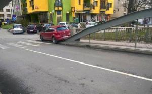 FOTO: Parking papak zajahao most usred Sarajeva