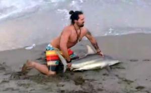 Šta je s ljudima? Izvukao ajkulu iz mora da bi s njom napravio selfie (VIDEO)