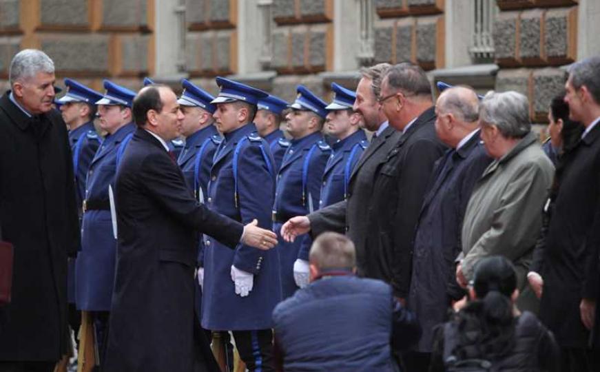 FOTO: Albanski predsjednik dočekan u Sarajevu uz najviše državne počasti 