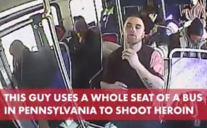Sve snimljeno kamerom: Muškarac ubrizgao heroin i predozirao se u punom autobusu