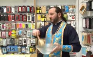 Sveštenik u Gruziji blagoslovio pametne telefone (VIDEO)