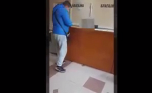 Mladić platio kaznu za pogrešno parkiranje i oduševio internet (VIDEO)