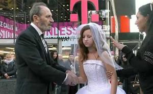 Socijalni eksperiment: Kako ljudi reagiraju kada vide 65-godišnjaka da ženi djevojčicu? (VIDEO)