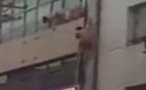 Uhvaćeni u prevari: Ljubavnik go pao s prozora (VIDEO)