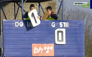 Samo u BiH: Radnik se bori za Evropu, a njihov 'ručni semafor' je pravi hit (VIDEO)