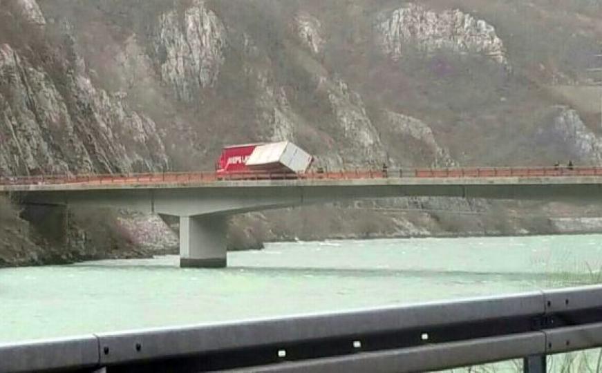 Jablanica: Vjetar prevrnuo prikolicu na mostu Begića i Begovića